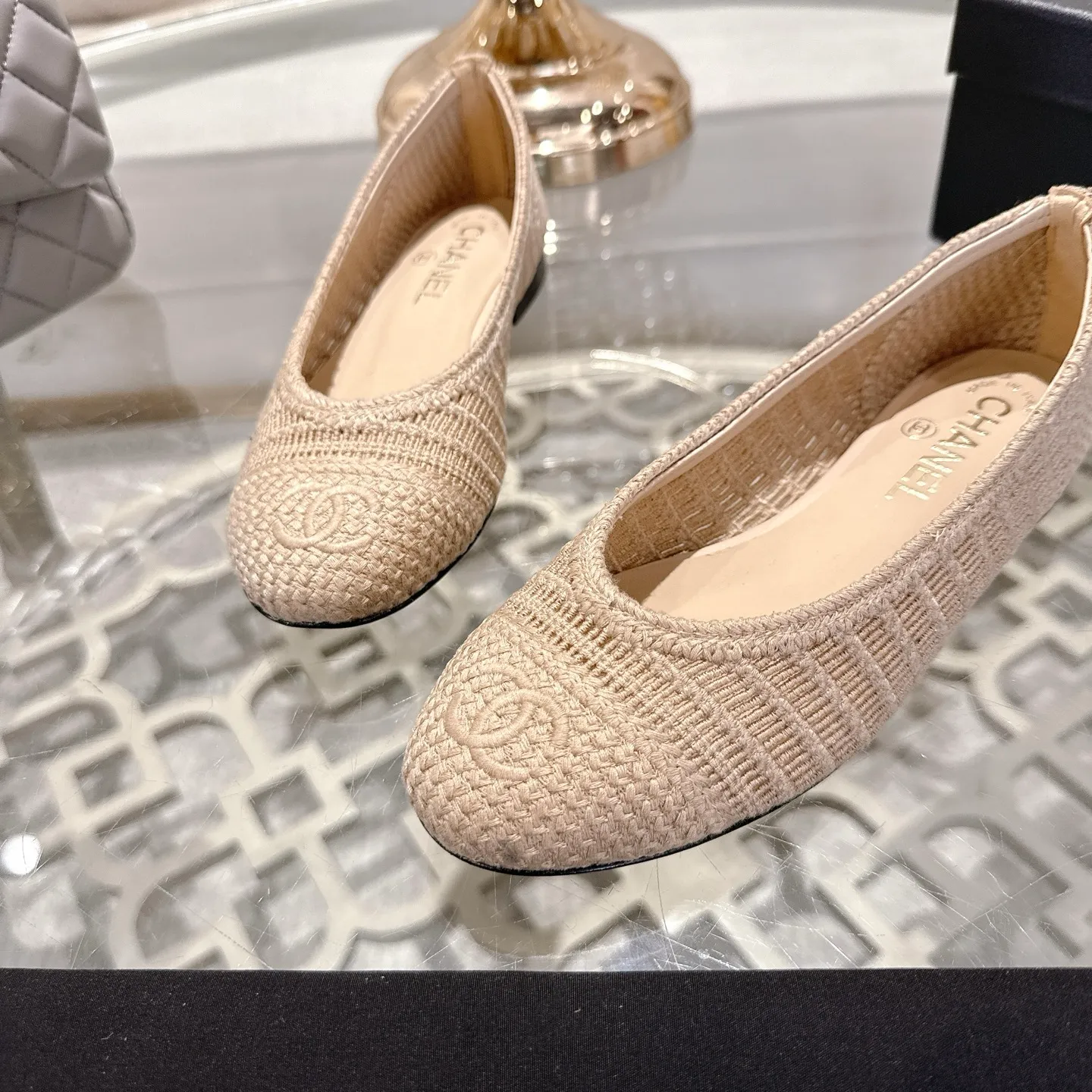 💕💕Factory direct selling price p540💕💕 Chanel 25SS finally releases woven ballet shoes‼ ️ Shoes worthy of their own article, I have to say that they are finally waiting for you! So elegant and chill. Wear it in the summer to enjoy the breeze and walk on the street. Round square toe design. Cute and cute~ The appearance is super online. When you wear it, you will feel like a wealthy daughter. I thought it was good-looking. Only when I put it on my feet do I know how easy it is to wear~ Upper: Exclusive custom-made mesh (comfortable and breathable) Foot pad: Sheepskin Outsole: Genuine leather sole imported from Italy Size: 35-39 (customized at 40.41.42)